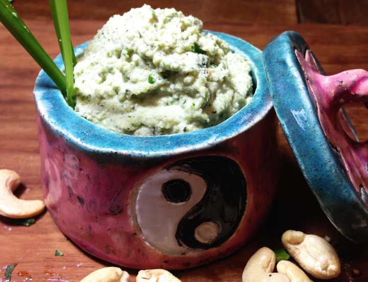 Herb cream cheese from cashew nuts